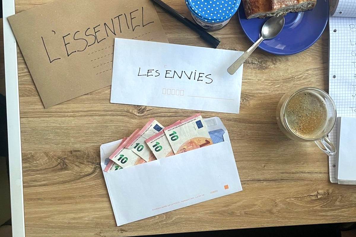 répartir son argent en trois enveloppes pour faire un budget avec un petit salaire