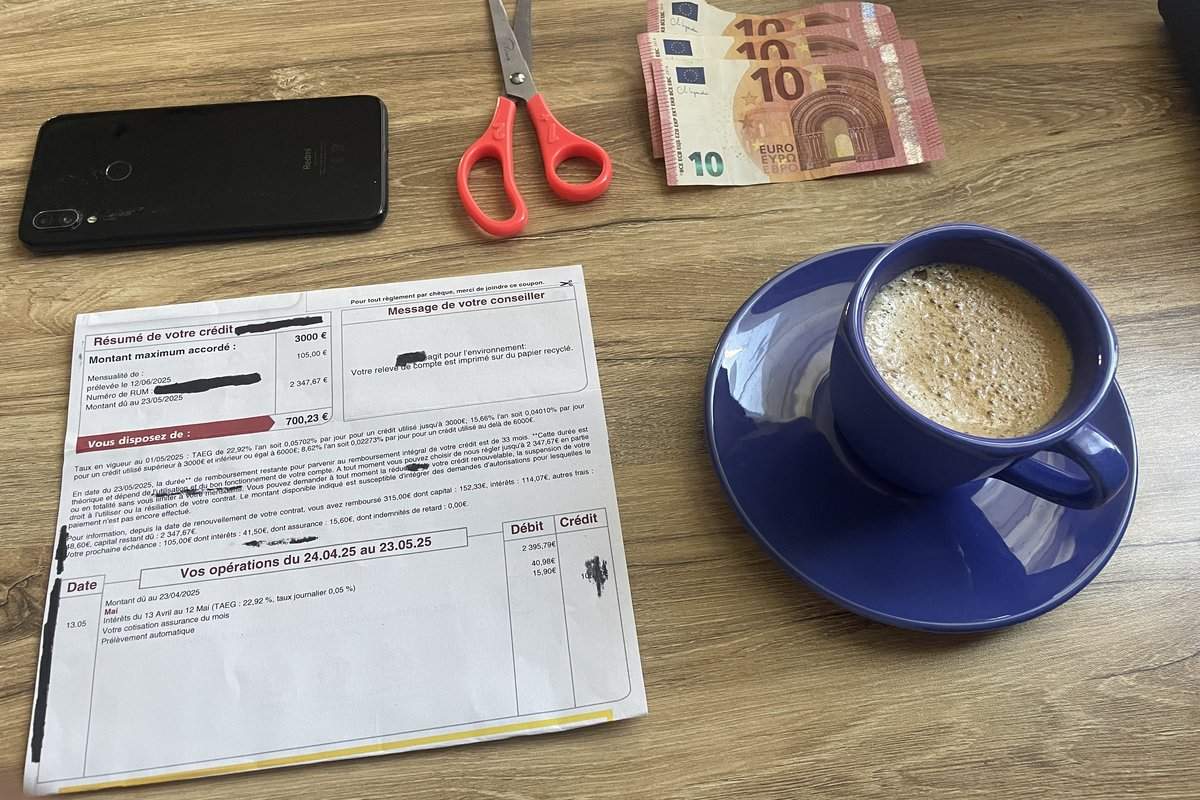 relevé de crédit renouvelable caviardé, billets et ciseaux - rembourser ses dettes ou épargner