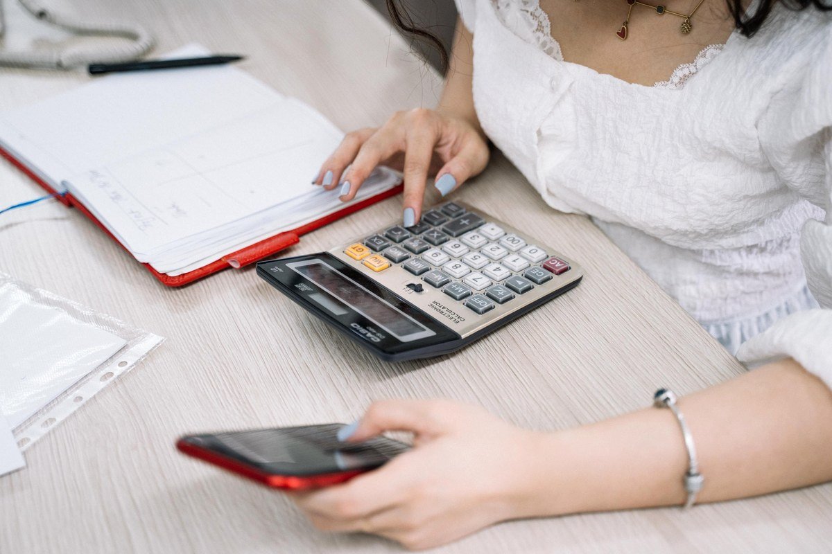 vérifier ses comptes pour sortir du découvert avec un petit salaire.