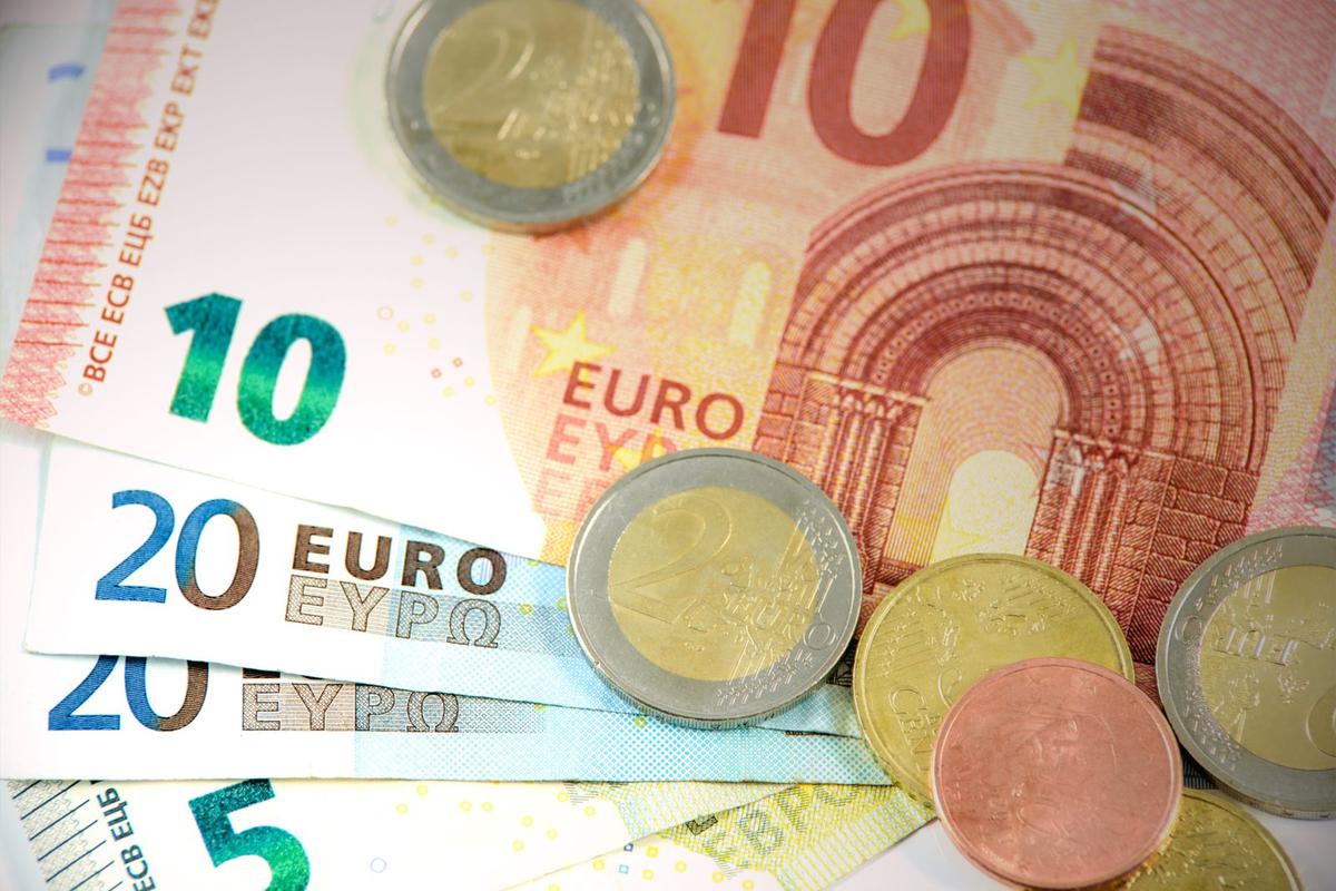 Billets et pièces en euros illustrant l'épargne et l'investissement