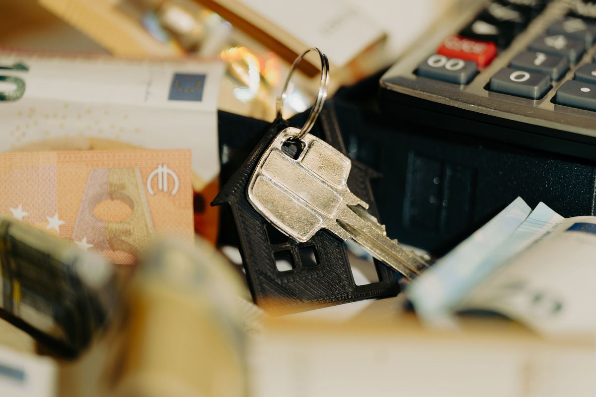 Clé de maison sur porte-clés, billets et calculatrice, illustration du PEL en 2026.