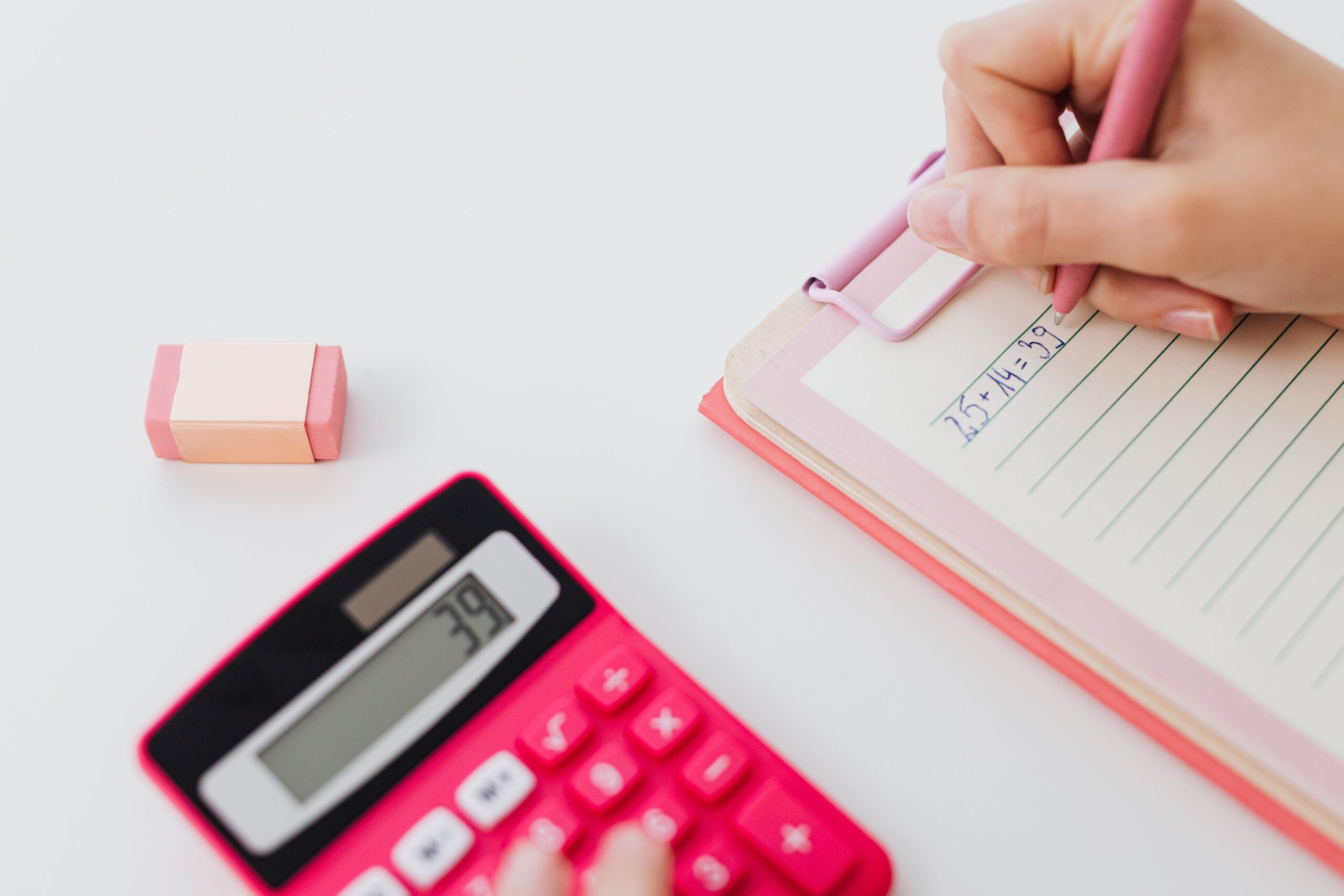 Main tenant un stylo et calculatrice pour réduire ses impôts avec un petit salaire