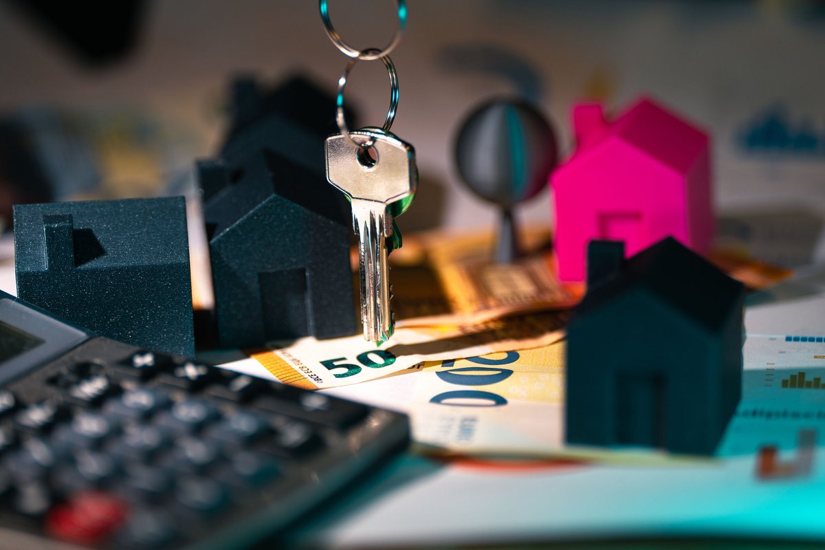 Petites maisons en modèle réduit, clé et calculatrice pour acheter pour louer avec un petit budget